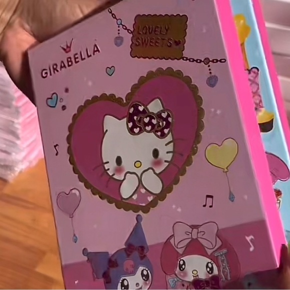 Girabella Hello Kitty and friends makeup collection - Picture 1 of 9
